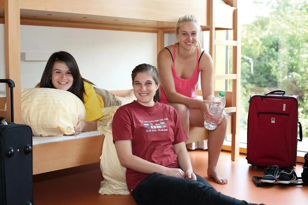 Jugendherberge Stuttgart Neckarpark Hostal